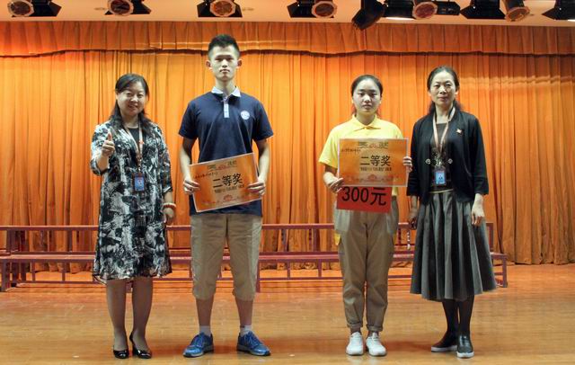 20170525034837302.jpg 调整大小 11、苏晓红主任和张荣霞主任给获得二等奖的代表队颁奖.jpg