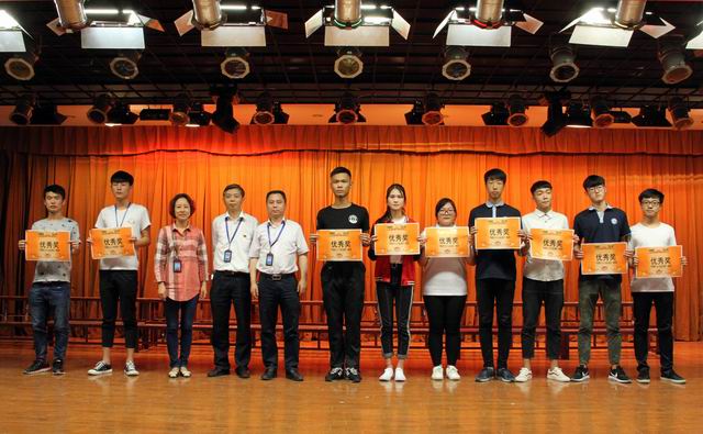 20170525034926971.jpg 调整大小 13、杨继强书记、李波书记和沈群书记给获得优秀奖的代表队颁奖.jpg