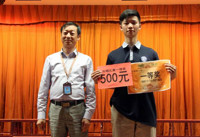 20170525034814972.jpg 调整大小 10、吴良照书记给获得一等奖的代表队颁奖.jpg