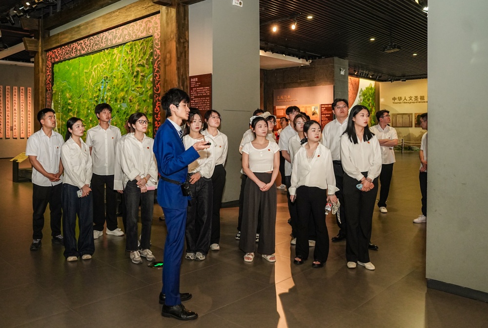 4. 参观名人馆.JPG